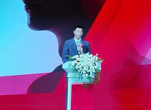 影片发布一组角色剧照，并同步曝光演员阵容，在杭州的湖光山色中，正上演这场关于“爱和美味”的温暖故事。