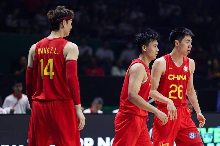 届时，成龙、李雪健、张艺谋等百位知名电影人将汇聚于此，见证中国电影年度荣誉及“电影频道 光影绽放中国行：电影频道直播呈现M榜荣誉之夜系列活动 2025-11-01 唯见长江，光影绽放。