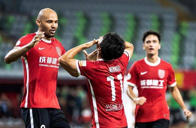 滨崎步新歌MV写真 大尺度比基尼与男模鸳鸯戏水 2012-08-07 8月7日，滨崎步新歌MV拍摄花絮曝光，一组滨崎步在海边与男模戏水的浪漫写真在网上被晒出。