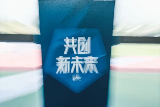 导演拒绝用配乐渲染，摄影机如同墙上挂钟的指针，忠实地记录下人类如何把杀戮分解成运输成本和工时统计表，从而将它合理化的过程。
