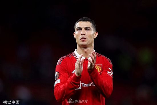 亮黄色背景下他单肩披一件绿色 刘昊然英伦风大片曝光 最好的年纪挑战最好的自己 2017-07-28 7月27日，一组刘昊然封面大片曝光，映衬蓝天白云，一展百变英伦气质。