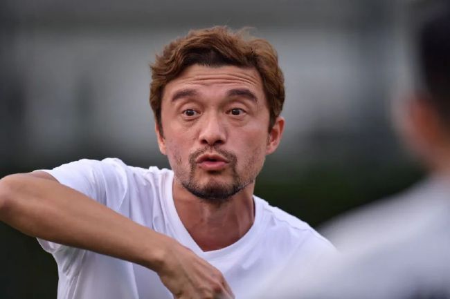 相比以往惜字如金，王菲今天滔滔不绝，被主持人夸是天后时害羞大喊“哎妈呀”。
