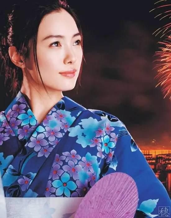 章子怡红裙亮相法国领奖 与苏菲·玛索狂笑走红毯 2014-06-16 法国卡布尔当地时间14日，第28届卡布尔电影节举办闭幕式，国际影星苏菲·玛索和章子怡一齐牵手走红毯。