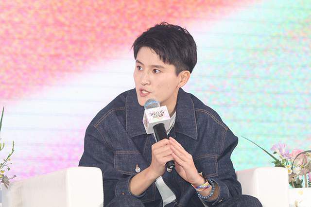 少女们似乎被眼前的景致惊呆。