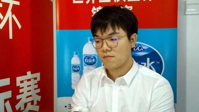 HBO将这部剧表述为对J·K·罗琳系列丛书的“忠实改编”，并计划在十年内推出全系列剧集，每季都以该系列的其中一本书为基础，第一季将于2025夏季至2026年在英国拍摄，并于2027年初播出，全季时长或将有8个小时。