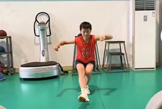 黄渤老师的表演与原著中的黄荣发有几分相似？