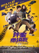 照片中，无论是海边游玩还是夜晚跑步，都散发着岁月沉淀后的淡然，松弛宁静。