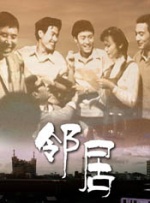 加朵等待造型师化妆的同时，还一边在给三胎女儿备乳。