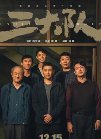照片中，姜坤长发披肩眉清目秀，跟“大美人”林青霞颇有几分相似。