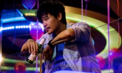《爱是永恒》5月29日上映 再现父辈青春芳华岁月 2018-05-10 相比2017年底大热的讲述父辈青春的冯小刚《芳华》聚焦在文工团的特定人群，虽然同样讲述父辈青春的美好，即将5月29日上映的《爱是永恒》聚焦的是更为广泛和有群体代表性的上山下乡人群，他们是当时最优秀的 《爱是永恒》定档5月29日 曾入围中美电影节 2018-04-28 日前，由陈烈先生执导，中戏演技派小生史振凯、清纯女神孙童心、性格男星曲博、氧气美女廖语辰和李东艾联袂主演的浪漫爱情电影《爱是永恒》发布档期，定于本年度5月29日全国影院公映。