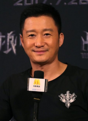 怀孕中的梅根身穿黑色连身裙，除了隆起的肚子，丝毫看不出孕妇的臃肿，依然美丽优雅。