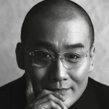 莱昂纳多街头偶遇友人 影帝秒变狗仔搞怪玩偷拍 2016-08-05 近日，奥斯卡影帝莱昂纳多·迪卡普里奥在街头偶遇熟人，他并没有主动去打招呼，反而蹑手蹑脚的在旁边用手偷拍有人，身体力行的与其开了个玩笑，影帝真是不改调皮本色呀！