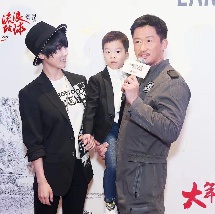 窦靖童细心弯腰服务态度超好。